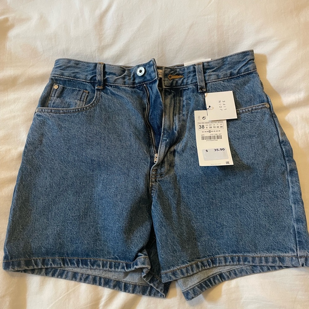 NWT Zara mom shorts size 6. Never worn.